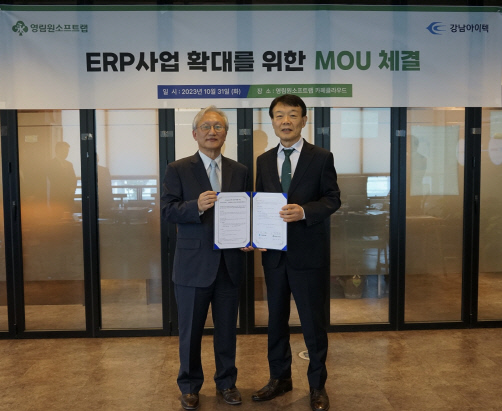 박치경(왼쪽) 강남아이텍 대표와 권영범 영림원소프트랩 대표가 협약을 맺고 기념촬영하고 있다. 영림원소프트랩 제공